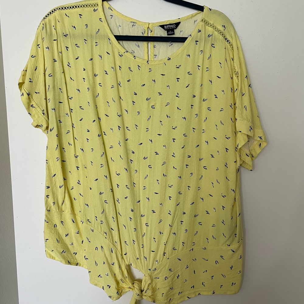 Super comfy slightly oversized blouse in great color!